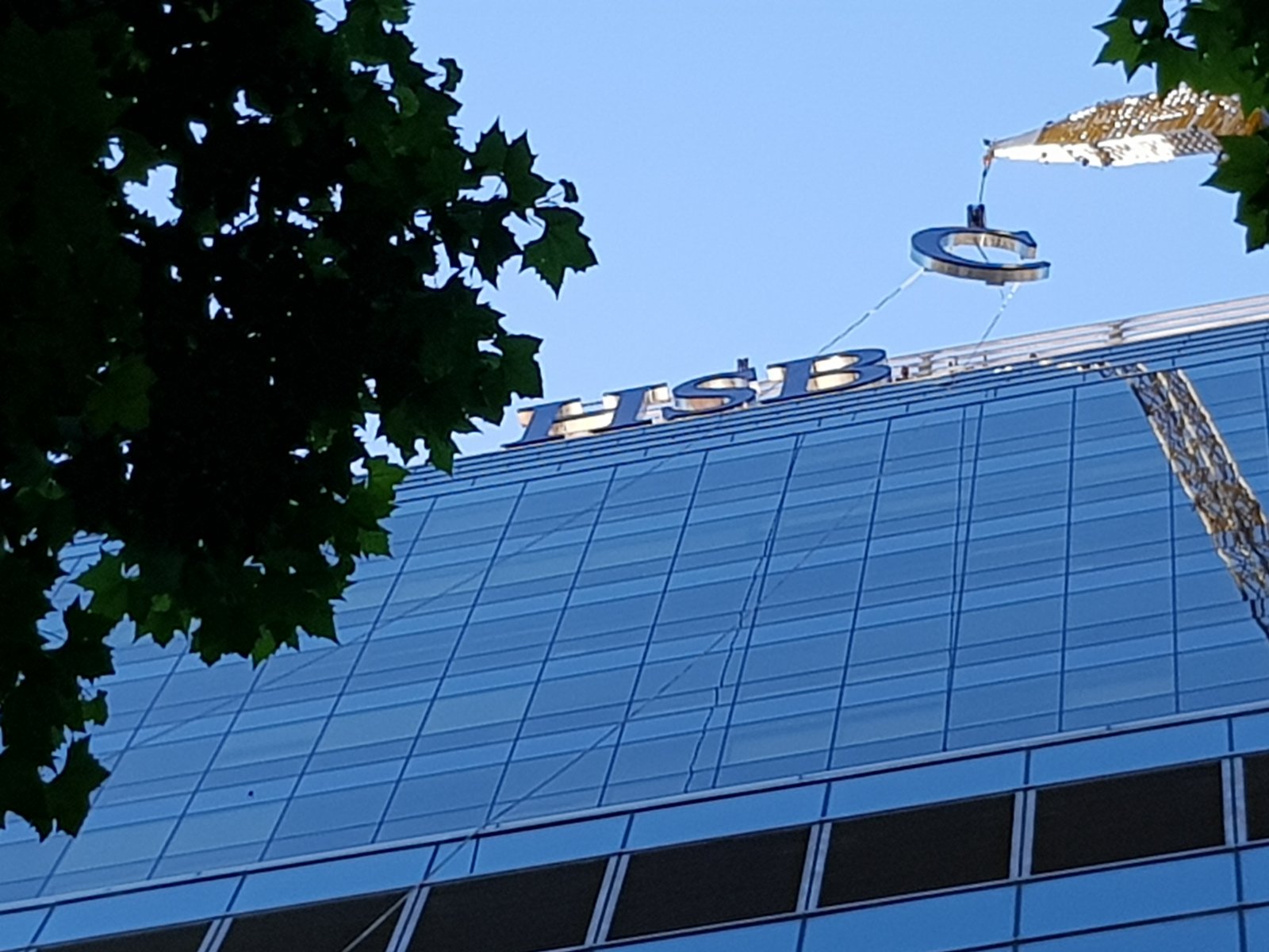Izaje de letras corpóreas en Torre HSBC