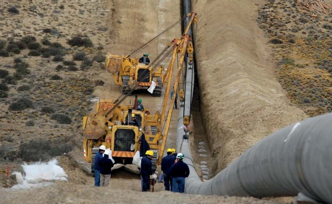 Tendido de gasoducto y bajada de caños con maquinaria pesada