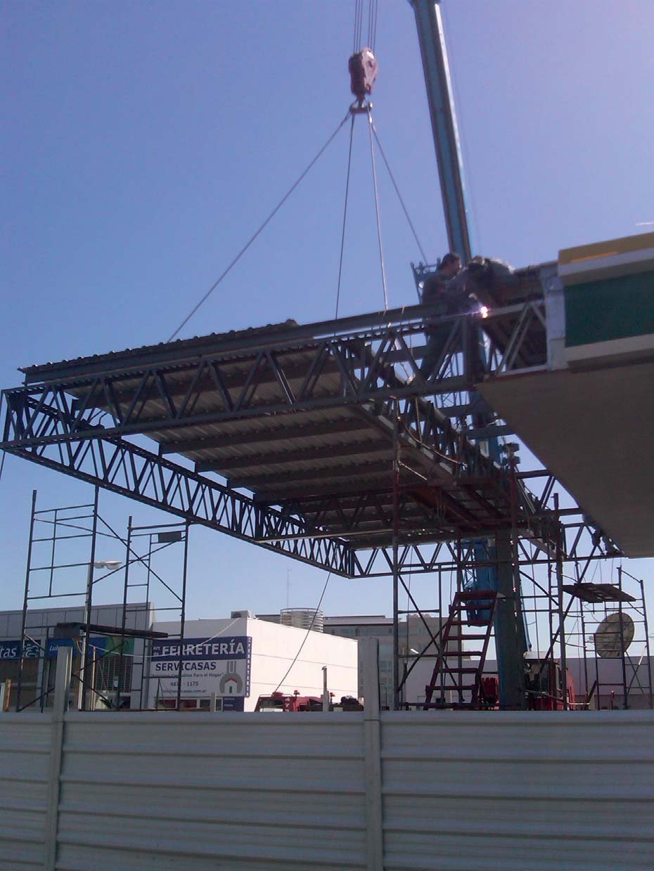 Montaje de estructura metálica e izaje crítico